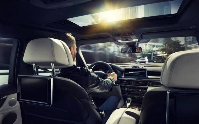 2019 BMW X6 interior