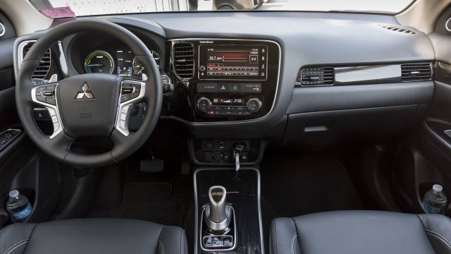 2020 Mitsubishi Outlander interior