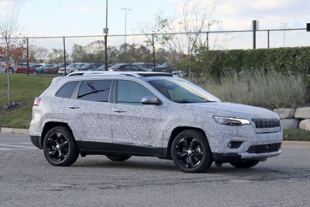 2021 Jeep Cherokee front