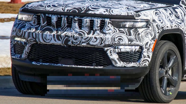 2022 Jeep Grand Cherokee front