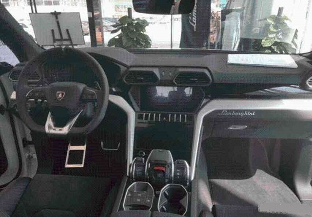 2024 Lamborghini Urus PHEV interior